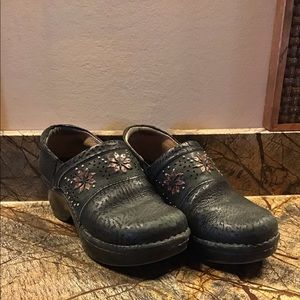 Arias slip on clogs - size 7